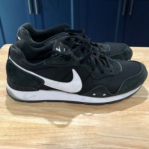 Nike Venture Runner Sneakers for men
